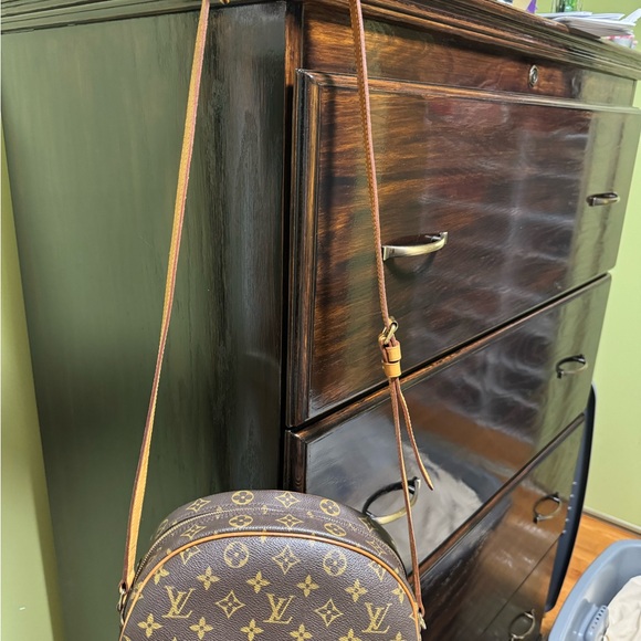 Authentic Louis Vuitton Blois Bag - Picture 3 of 15